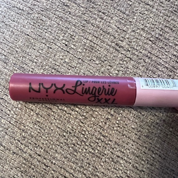 NYX Lingerie XXL Matte Lipstick Unlaced - Picture 3 of 7